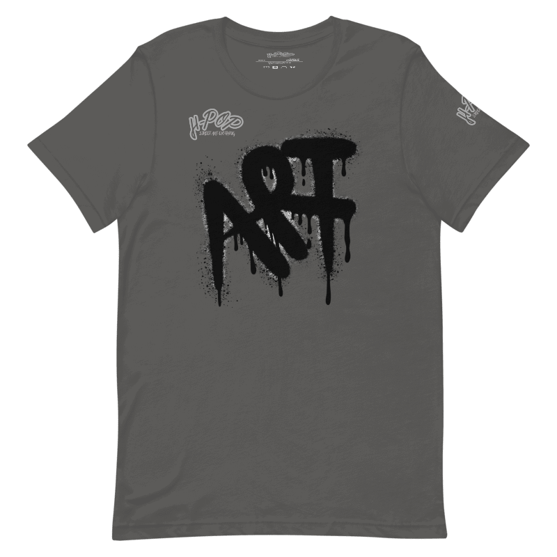 T-shirt grigio scuro con stampa "ART" in stile graffiti nero, con effetto dripping. Perfetta per un look casual, streetwear o ispirato all'arte urbana. Parole chiave: t-shirt, maglietta, grigio, graffiti, arte, streetwear, moda, abbigliamento, design, stampa, casual, urban, stile, tendenza, Italia.