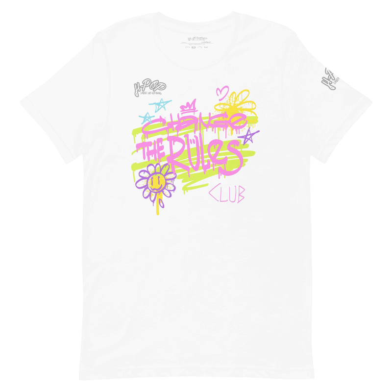 T-shirt bianca con una stampa grafica vibrante e in stile graffiti al centro. La stampa presenta scritte stilizzate e simboli come stelle, corone, cuori e fiori, in colori neon come il giallo lime, il rosa e il viola, con schizzi di vernice. Il design ha un'estetica urbana e vivace. L'immagine è presentata su uno sfondo trasparente.