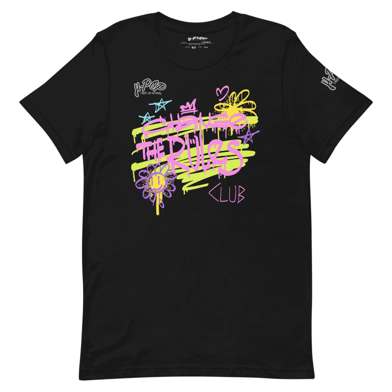 T-shirt nera con una stampa grafica vibrante e in stile graffiti al centro. La stampa presenta scritte stilizzate e simboli come stelle, corone, cuori e fiori, in colori neon come il giallo lime, il rosa e il viola, con schizzi di vernice. Il design ha un'estetica urbana e vivace. L'immagine è presentata su uno sfondo trasparente.