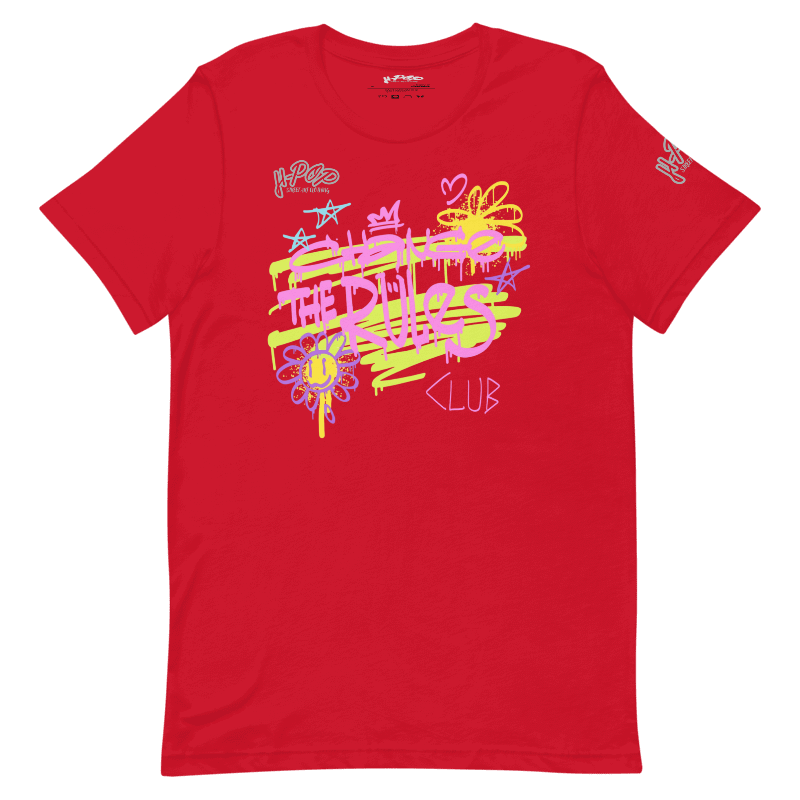 T-shirt rossa con una stampa grafica vibrante e in stile graffiti al centro. La stampa presenta scritte stilizzate e simboli come stelle, corone, cuori e fiori, in colori neon come il giallo lime, il rosa e il viola, con schizzi di vernice. Il design ha un'estetica urbana e vivace. L'immagine è presentata su uno sfondo trasparente.