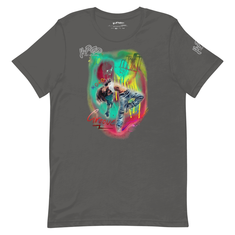 T-shirt grigio scuro con una stampa grafica centrale che raffigura una figura in movimento, apparentemente un ballerino hip hop, circondato da effetti luminosi e colori neon che ricordano graffiti o arte digitale. La parola "Groove" è visibile in rosso alla base della figura. Il design ha un'estetica dinamica e urbana. L'immagine è presentata su uno sfondo trasparente.