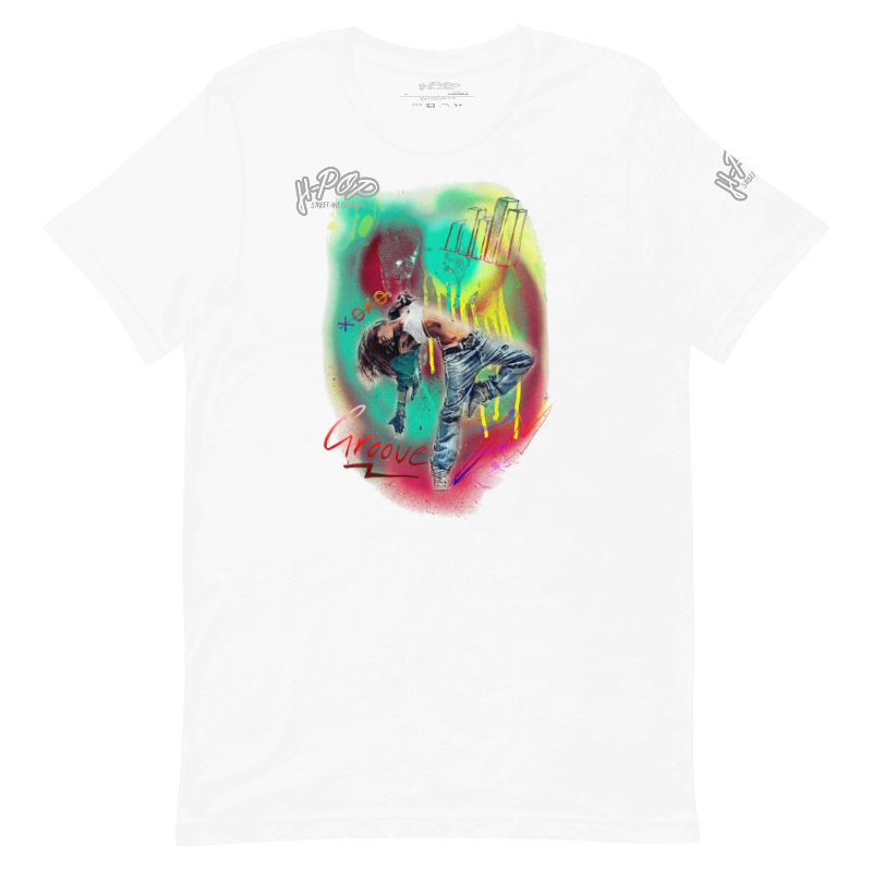 T-shirt bianca con una stampa grafica centrale che raffigura una figura in movimento, apparentemente un ballerino hip hop, circondato da effetti luminosi e colori neon che ricordano graffiti o arte digitale. La parola "Groove" è visibile in rosso alla base della figura. Il design ha un'estetica dinamica e urbana. L'immagine è presentata su uno sfondo trasparente.