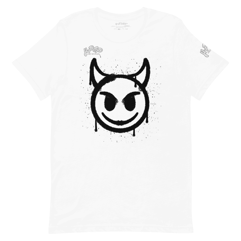 T-shirt bianca con una stampa grafica centrale di una faccina sorridente stilizzata con corna da diavoletto, realizzata con un effetto spray o graffiti in nero. Il design ha un'estetica underground e urbana. L'immagine è presentata su uno sfondo trasparente.