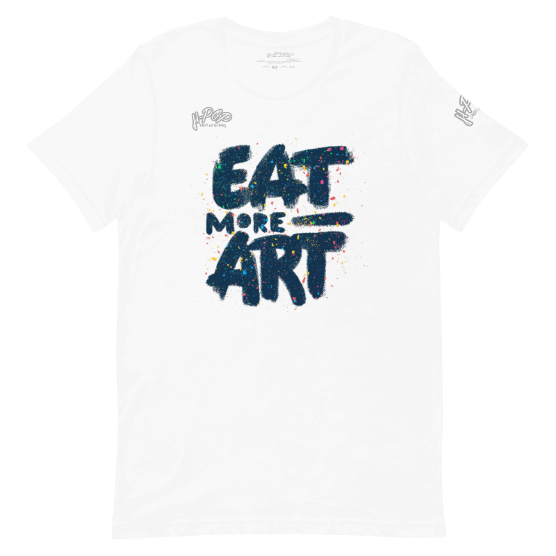 T-shirt bianca con stampa "EAT MORE ART" in blu scuro, con schizzi di vernice colorati che richiamano l'arte e i graffiti. Perfetta per artisti e amanti dell'arte urbana. Parole chiave: t-shirt, maglietta, arte, graffiti, pittura, streetwear, moda, abbigliamento, design, stampa, casual, urban, stile, Italia.