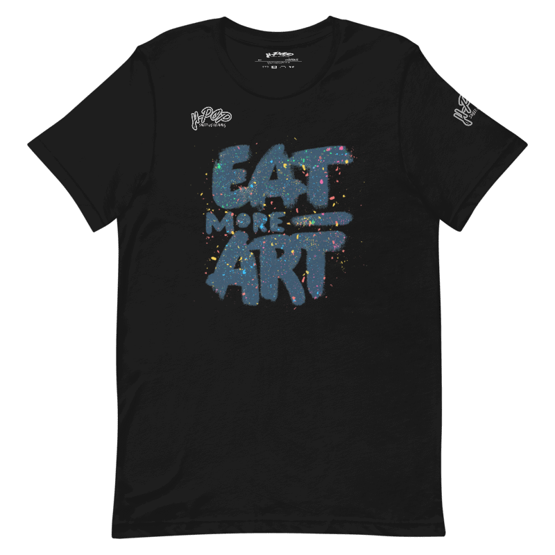 T-shirt nera con stampa "EAT MORE ART" in blu scuro, arricchita da schizzi di vernice colorati che richiamano l'arte e i graffiti. Perfetta per artisti, amanti dell'arte e appassionati di street style. Parole chiave: t-shirt nera, maglietta, arte, graffiti, pittura, streetwear, moda, abbigliamento, design, stampa, casual, urban, stile, Italia.