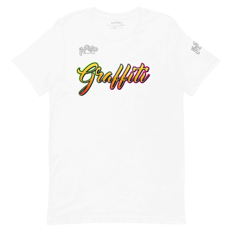T-shirt bianca con una stampa grafica centrale che recita "Graffiti" in stile calligrafico, con colori sfumati dal giallo all'arancione e al rosa, delineato da un bordo scuro. Il design ha un'estetica vivace e urbana. L'immagine è presentata su uno sfondo trasparente.