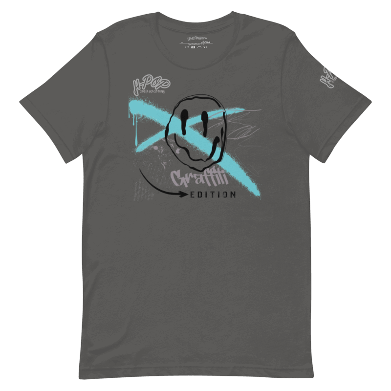 Maglietta grigia con stampa stile graffiti: un volto sorridente stilizzato con un tocco blu acceso e scritte "Graffiti Edition". Ideale per abbigliamento casual, moda street e eventi. Parole chiave: t-shirt, maglietta, graffiti, street style, moda uomo, moda donna, abbigliamento, design, stampa, casual, edizione limitata, made in Italy.