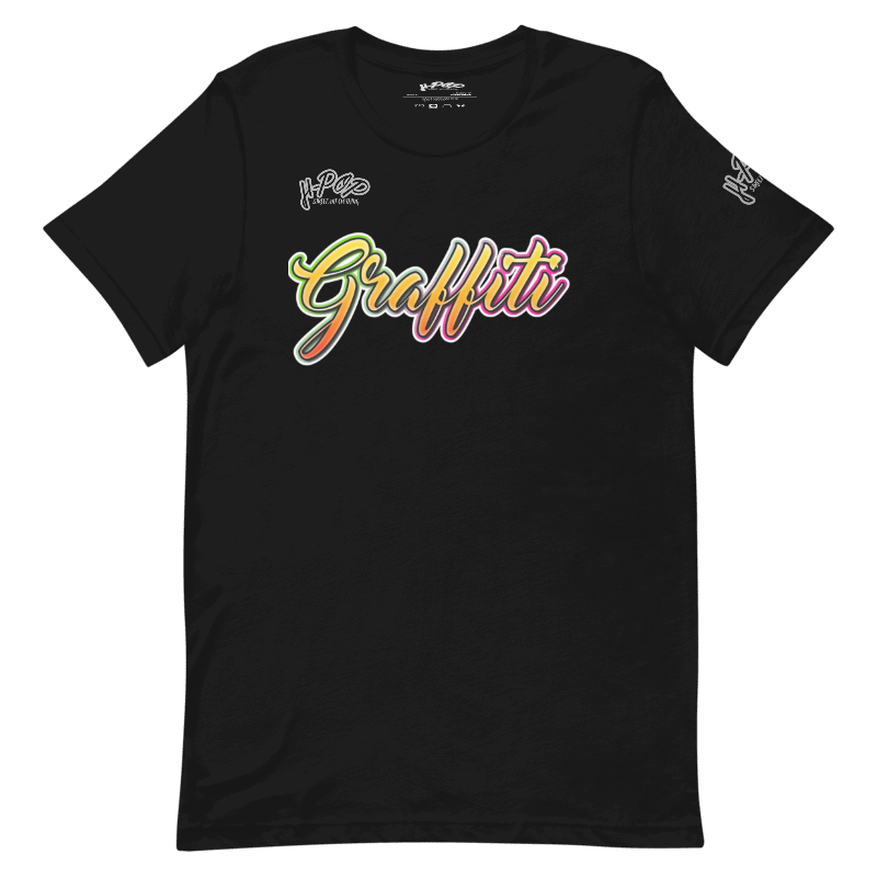 T-shirt nera con una stampa grafica centrale che recita "Graffiti" in stile calligrafico, con colori sfumati dal giallo all'arancione e al rosa, delineato da un bordo scuro. Il design ha un'estetica vivace e urbana. L'immagine è presentata su uno sfondo trasparente.