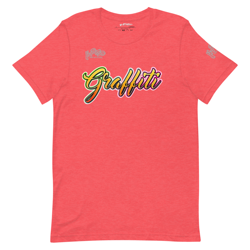 T-shirt color corallo/rosa salmone con una stampa grafica centrale che recita "Graffiti" in stile calligrafico, con colori sfumati dal giallo all'arancione e al rosa, delineato da un bordo scuro. Il design ha un'estetica vivace e urbana. L'immagine è presentata su uno sfondo trasparente.