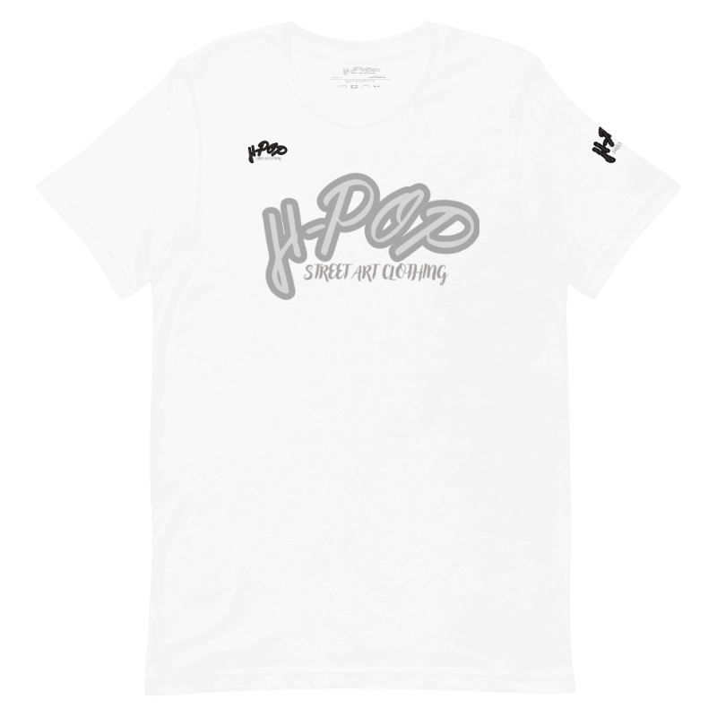 T-shirt bianca con una stampa centrale stilizzata in un grigio chiaro, che recita "H-Pop Street Art Clothing". Il design è pulito e moderno, con un'estetica legata all'arte urbana. L'immagine è presentata su uno sfondo trasparente.