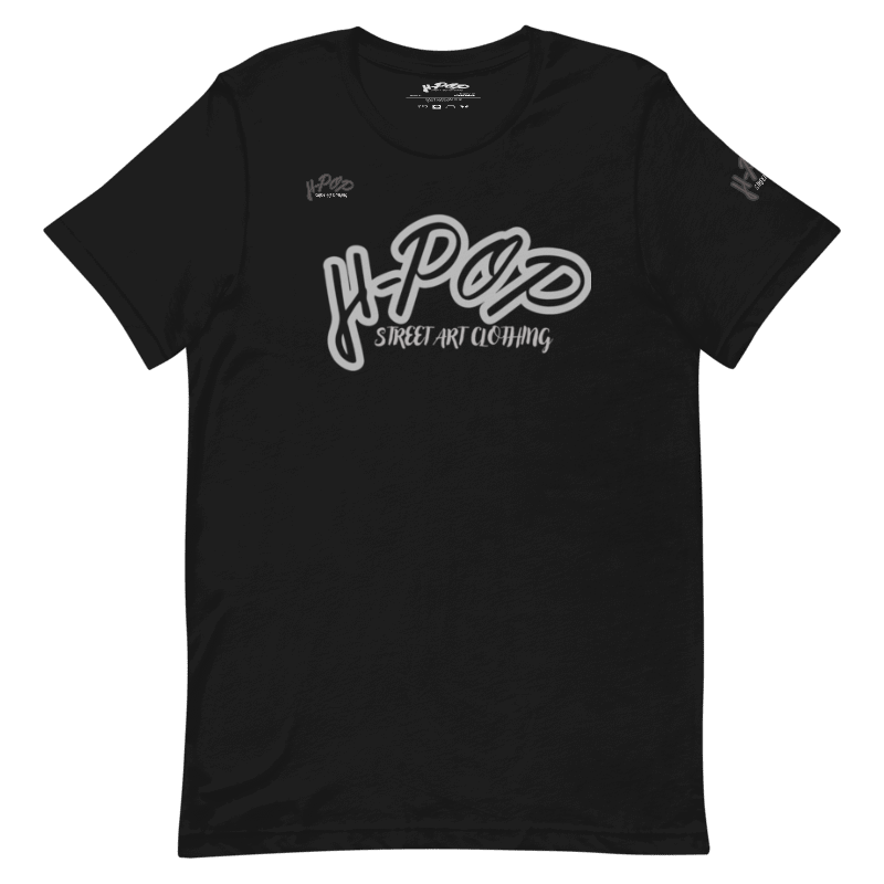 T-shirt nera con una stampa centrale stilizzata in un grigio chiaro, che recita "H-Pop Street Art Clothing". Il design è pulito e moderno, con un'estetica legata all'arte urbana. L'immagine è presentata su uno sfondo trasparente.