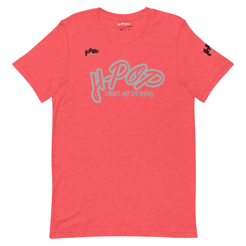 T-shirt color corallo/rosa salmone con una stampa centrale stilizzata in un grigio chiaro, che recita "H-Pop Street Art Clothing". Il design è pulito e moderno, con un'estetica legata all'arte urbana. L'immagine è presentata su uno sfondo trasparente.