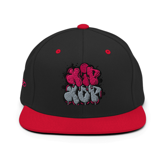 Cappellino da baseball nero con visiera rossa e ricamo 'Hip Hop' in stile graffiti, con dettagli rosa e grigi. Ideale per un look streetwear e urbano. Parole chiave: cappellino, cappellino Hip Hop, streetwear, moda urbana, accessori moda, cappellino nero e rosso, stile graffiti, abbigliamento Hip Hop, tendenze moda Italia.