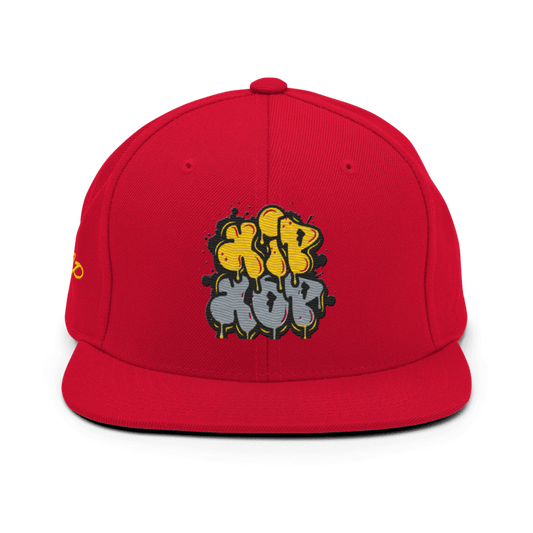 Cappello snapback rosso con stampa 'Hip Hop' in stile graffiti giallo e grigio sul davanti. Ideale per abbigliamento streetwear, cultura hip hop e moda urbana. Cappellino di tendenza unisex con logo distintivo.