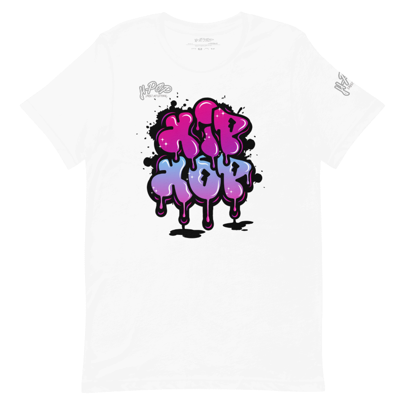T-shirt bianca con una stampa grafica centrale che recita "HIP HOP" in stile graffito, con colori che sfumano dal fucsia all'azzurro e un effetto di gocciolamento alla base delle lettere. Il design ha un'estetica urbana e vivace. L'immagine è presentata su uno sfondo trasparente.