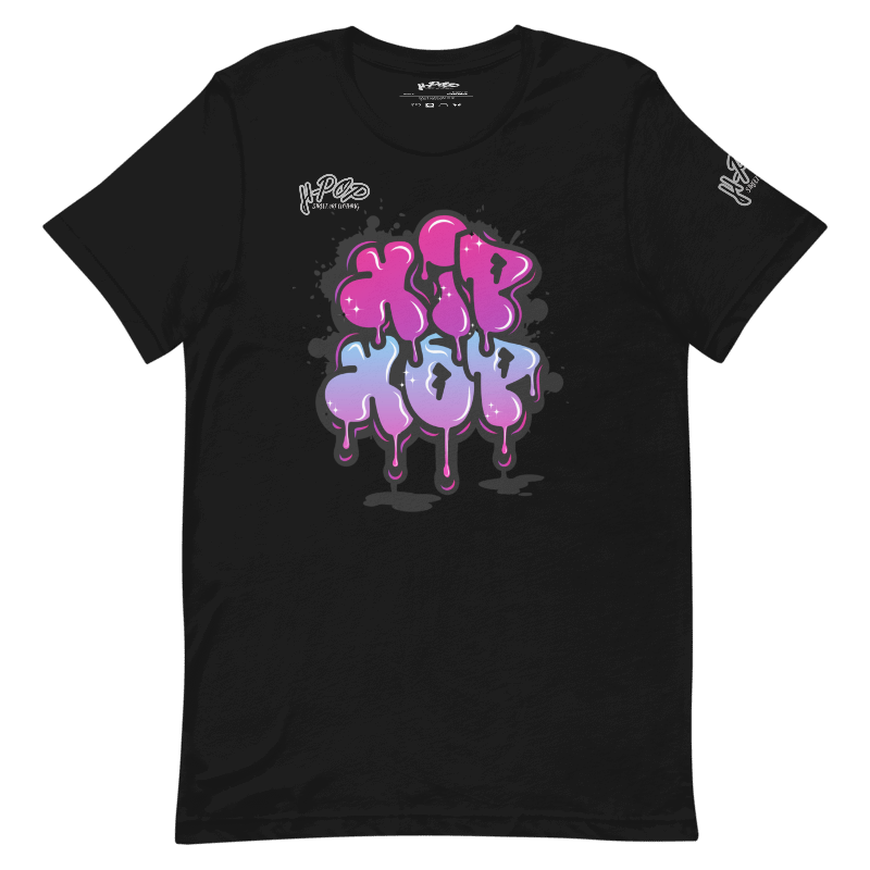 T-shirt nera con una stampa grafica centrale che recita "HIP HOP" in stile graffito, con colori che sfumano dal fucsia all'azzurro e un effetto di gocciolamento alla base delle lettere. Il design ha un'estetica urbana e vivace. L'immagine è presentata su uno sfondo trasparente.