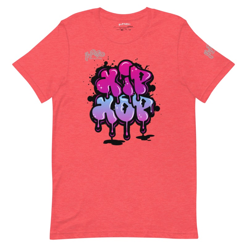 T-shirt color corallo/rosa salmone con una stampa grafica centrale che recita "HIP HOP" in stile graffito, con colori che sfumano dal fucsia all'azzurro e un effetto di gocciolamento alla base delle lettere. Il design ha un'estetica urbana e vivace. L'immagine è presentata su uno sfondo trasparente.
