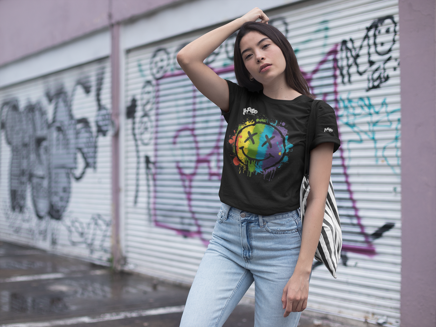 Ragazza con maglietta nera T-shirt casual con stampa colorata di faccina sorridente graffiata e macchie di vernice, ideale per un look streetwear e informale. Abbigliamento donna, moda giovanile, t-shirt originale.