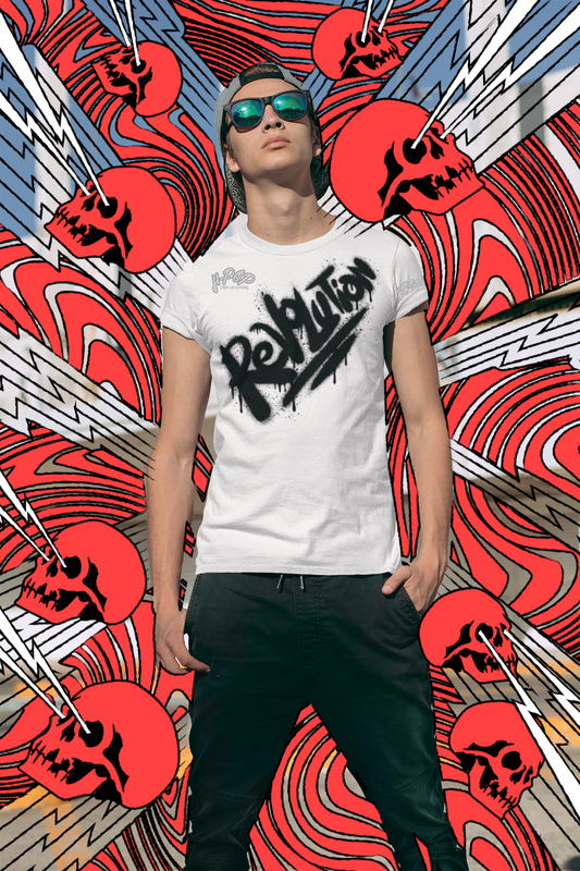 Giovane uomo con t-shirt bianca stampata 'Revolution' in stile graffiti, pantaloni neri, occhiali da sole e cappellino. Look streetwear audace e abbigliamento urbano di tendenza. Scopri la nostra collezione di magliette grafiche e moda ribelle.