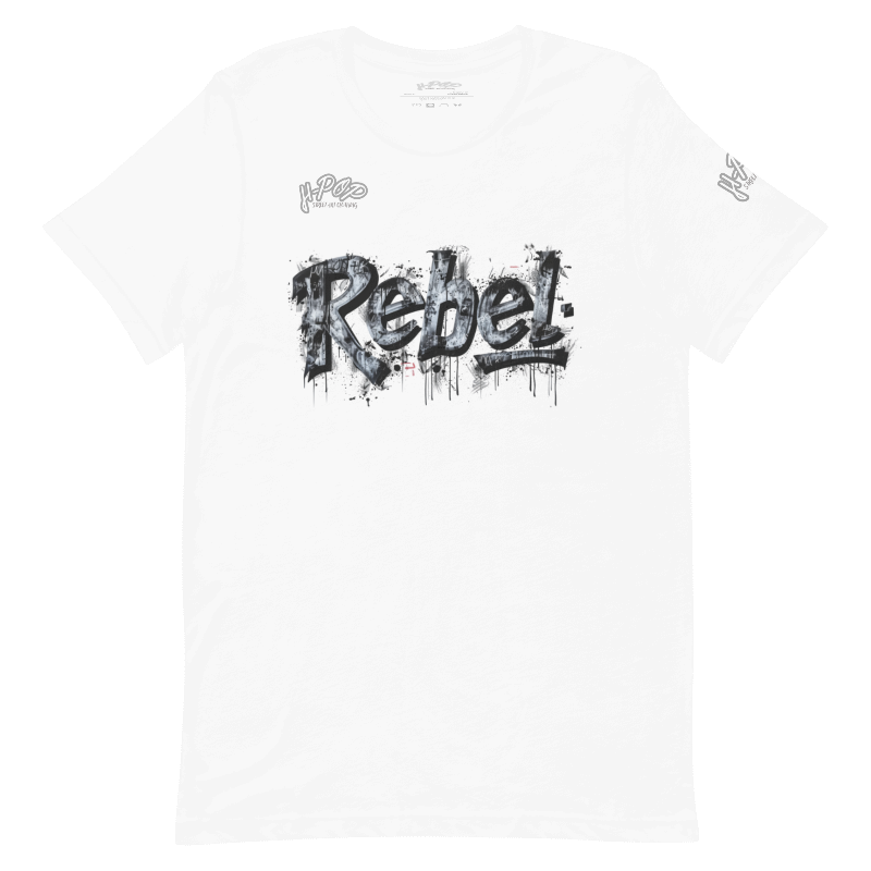 T-shirt bianca con una stampa grafica centrale che recita "Rebel" in stile graffito, con un effetto ruvido, consumato e gocciolante, in tonalità di grigio e nero. Il design ha un'estetica ribelle e urbana. L'immagine è presentata su uno sfondo trasparente.
