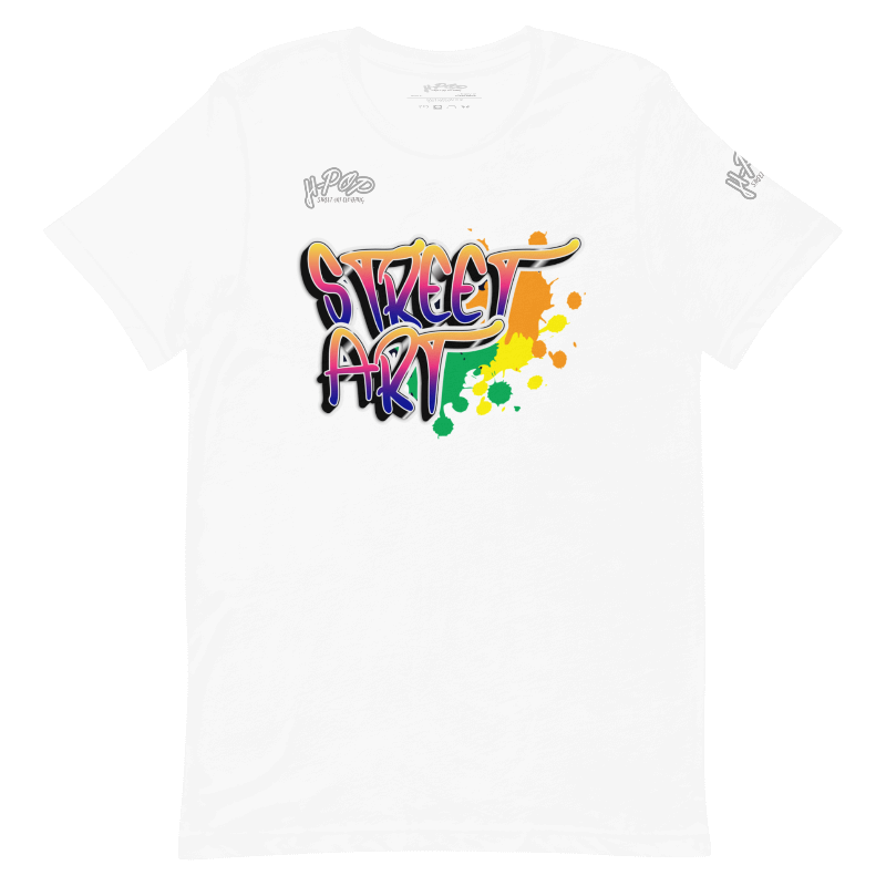 T-shirt bianca con una stampa grafica centrale che recita "STREET ART" in stile graffiti, con lettere dai colori sfumati (arancione, viola, verde) e schizzi di vernice colorati. Il design ha un'estetica urbana e vivace. L'immagine è presentata su uno sfondo trasparente.