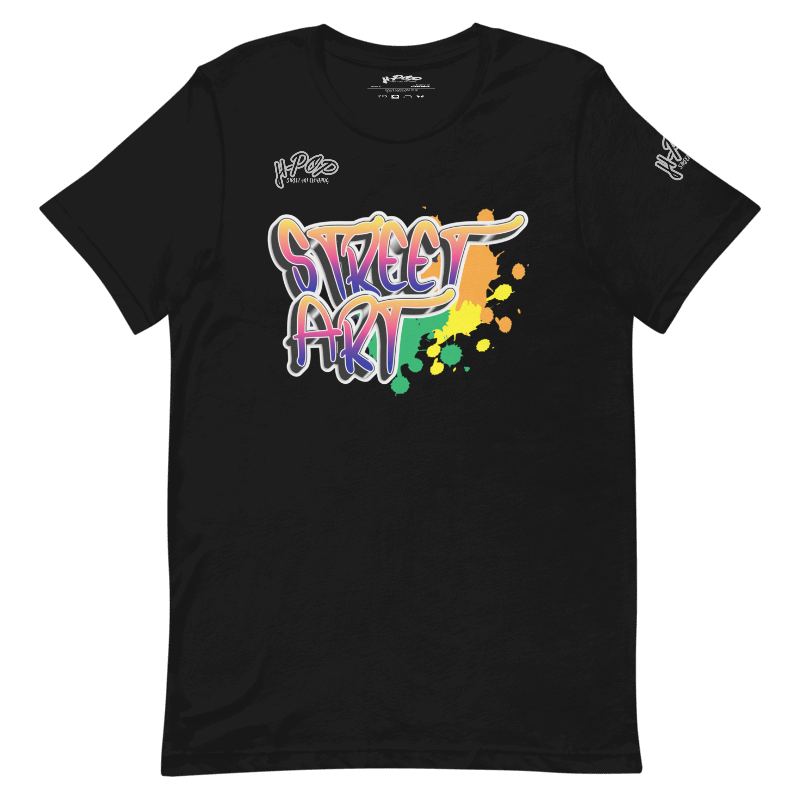 T-shirt nera con una stampa grafica centrale che recita "STREET ART" in stile graffiti, con lettere dai colori sfumati (arancione, viola, verde) e schizzi di vernice colorati. Il design ha un'estetica urbana e vivace. L'immagine è presentata su uno sfondo trasparente.