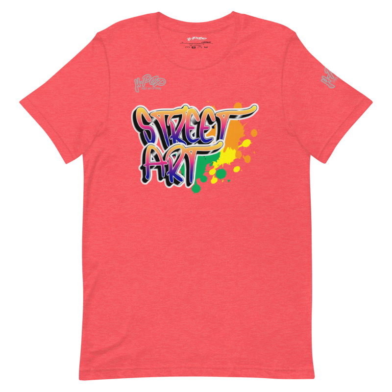T-shirt color corallo/rosa salmone con una stampa grafica centrale che recita "STREET ART" in stile graffiti, con lettere dai colori sfumati (arancione, viola, verde) e schizzi di vernice colorati. Il design ha un'estetica urbana e vivace. L'immagine è presentata su uno sfondo trasparente.