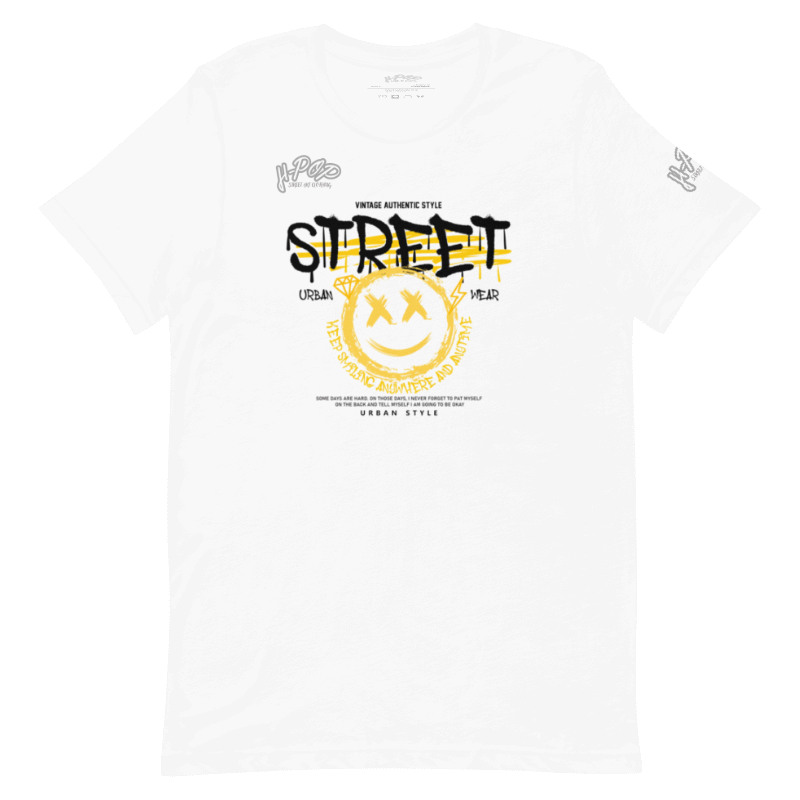 T-shirt bianca da uomo con stampa grafica frontale che recita "STREET" in stile graffiti e una faccina sorridente gialla con occhi a X. Il design include anche scritte più piccole e dettagli che richiamano lo stile urbano e vintage. La maglietta è presentata su uno sfondo trasparente.