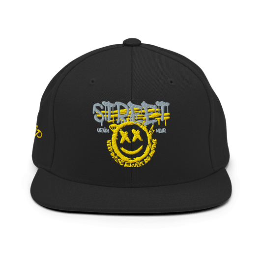 Uomo con tatuaggi e cappellino all'indietro, indossa una t-shirt nera con una stella arancione stilizzata e la scritta "URBAN WAVES", jeans scuri e sneakers nere. Seduto su gradini in cemento. Perfetto per un look streetwear e casual. Parole chiave: t-shirt, maglietta, uomo, moda, abbigliamento, streetwear, casual, urban, tatuaggi, stella, design, stile, tendenza, Italia.