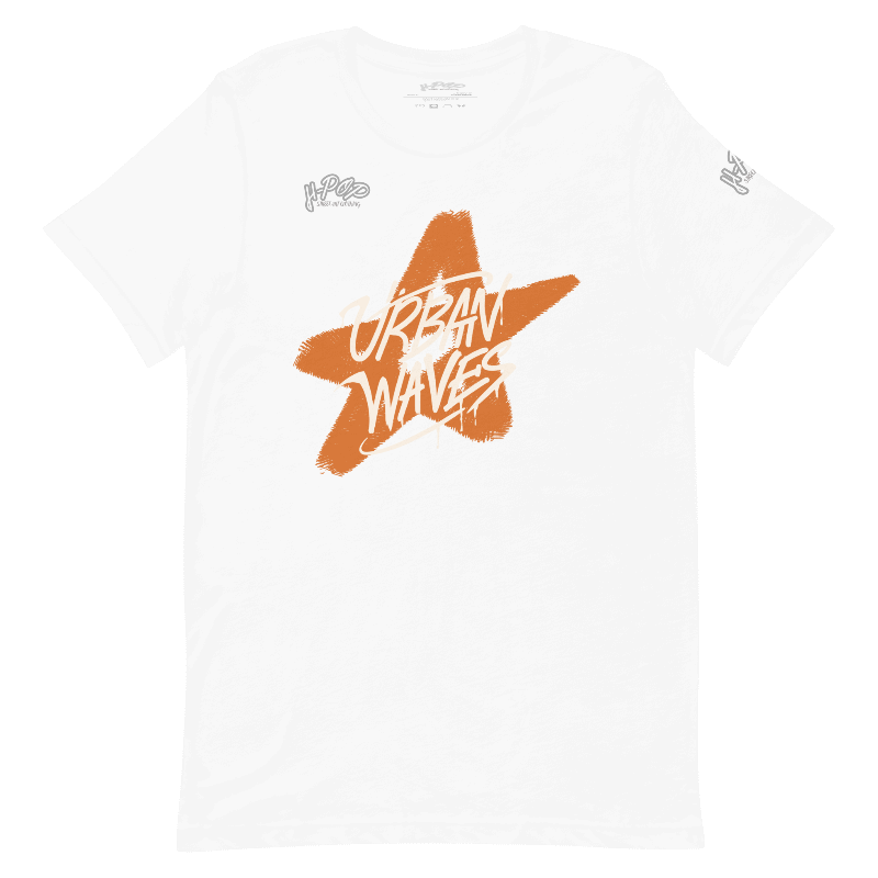 T-shirt bianca con stampa di una stella arancione stilizzata e la scritta "URBAN WAVES". Ideale per un look casual, streetwear o ispirato alla cultura urbana. Parole chiave: t-shirt, maglietta, bianca, stella, urban, streetwear, moda, abbigliamento, design, stampa, casual, stile, tendenza, Italia.