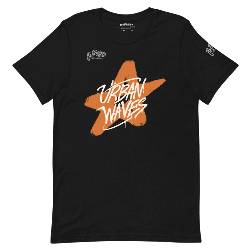 T-shirt nera con stampa di una stella arancione stilizzata e la scritta "URBAN WAVES" in bianco. Ideale per un look casual, streetwear o ispirato alla cultura urbana. Parole chiave: t-shirt, maglietta, nera, stella, urban, streetwear, moda, abbigliamento, design, stampa, casual, stile, tendenza, Italia.