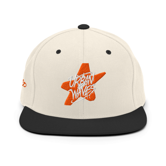 Cappellino snapback bianco sporco con visiera nera, presenta una stella arancione stilizzata ricamata al centro e la scritta "URBAN WAVES" in bianco. Ideale per un look casual e streetwear. Parole chiave: cappellino, snapback, bianco, nero, arancione, stella, urban, streetwear, moda, abbigliamento, accessori, stile, tendenza, Italia.