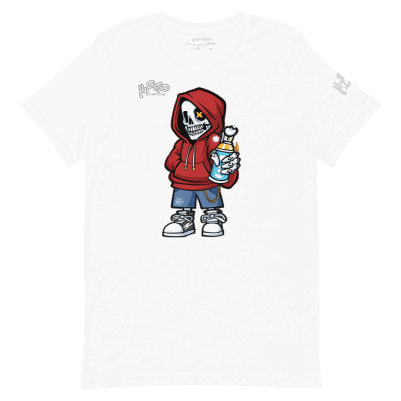 Una maglietta bianca con una stampa grafica centrale di un personaggio scheletro cartoonesco che indossa una felpa con cappuccio rossa, jeans e sneakers. Lo scheletro tiene in mano una bomboletta spray con un getto di vernice bianca e una catena. Lo scheletro ha un occhio a "X". Il logo "H-Pop" è presente in alto a sinistra e sulla manica sinistra.