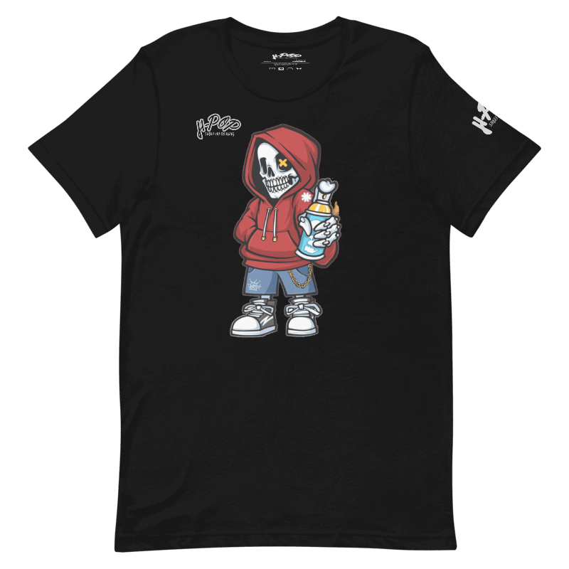 Una maglietta nera con una stampa grafica centrale di un personaggio scheletro cartoonesco che indossa una felpa con cappuccio rossa, jeans e sneakers. Lo scheletro tiene in mano una bomboletta spray con un getto di vernice bianca e una catena. Lo scheletro ha un occhio a "X". Il logo "H-Pop" è presente in alto a sinistra e sulla manica sinistra.