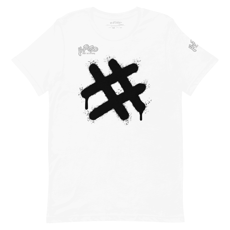 T-shirt bianca con una grande stampa centrale nera in stile graffito, raffigurante un simbolo di hashtag (#) con un effetto gocciolante. Il design ha un'estetica urbana e audace. L'immagine è presentata su uno sfondo trasparente.