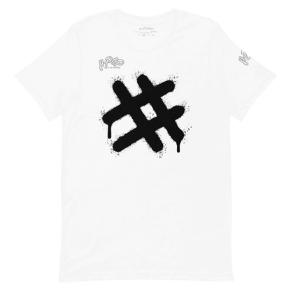 T-shirt bianca con una grande stampa centrale nera in stile graffito, raffigurante un simbolo di hashtag (#) con un effetto gocciolante. Il design ha un'estetica urbana e audace. L'immagine è presentata su uno sfondo trasparente.