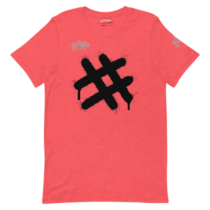 T-shirt color corallo/rosa salmone con una grande stampa centrale nera in stile graffito, raffigurante un simbolo di hashtag (#) con un effetto gocciolante. Il design ha un'estetica urbana e audace. L'immagine è presentata su uno sfondo trasparente.