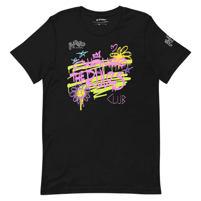 T-shirt nera con una stampa grafica vibrante e in stile graffiti al centro. La stampa presenta scritte stilizzate e simboli come stelle, corone, cuori e fiori, in colori neon come il giallo lime, il rosa e il viola, con schizzi di vernice. Il design ha un'estetica urbana e vivace. L'immagine è presentata su uno sfondo trasparente.