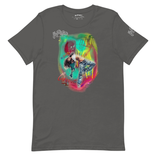 T-shirt grigio scuro con una stampa grafica centrale che raffigura una figura in movimento, apparentemente un ballerino hip hop, circondato da effetti luminosi e colori neon che ricordano graffiti o arte digitale. La parola "Groove" è visibile in rosso alla base della figura. Il design ha un'estetica dinamica e urbana. L'immagine è presentata su uno sfondo trasparente.