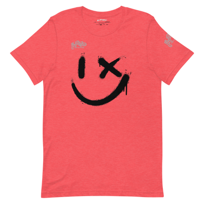 Una maglietta rosso corallo con una grande stampa nera di uno smiley stilizzato: un occhio è un tratto verticale e l'altro una "X", con un effetto vernice spray e gocciolante. La maglietta ha anche il logo "H-Pop" in alto a sinistra e sulla manica.