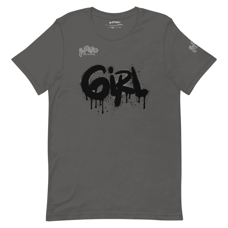 T-shirt grigio antracite con una stampa grafica centrale che recita "GIRL" in stile graffito nero, con un effetto spray e gocciolante. Il design ha un'estetica urbana e audace. L'immagine è presentata su uno sfondo trasparente.