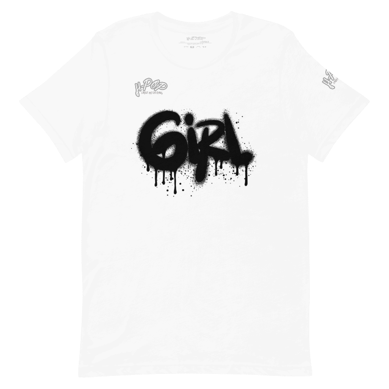 T-shirt bianca con una stampa grafica centrale che recita "GIRL" in stile graffito nero, con un effetto spray e gocciolante. Il design ha un'estetica urbana e audace. L'immagine è presentata su uno sfondo trasparente.
