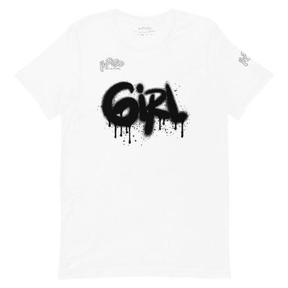 T-shirt bianca con una stampa grafica centrale che recita "GIRL" in stile graffito nero, con un effetto spray e gocciolante. Il design ha un'estetica urbana e audace. L'immagine è presentata su uno sfondo trasparente.