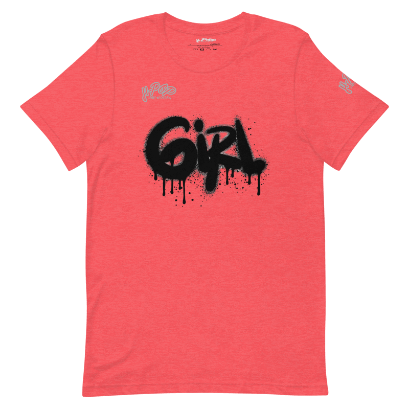 T-shirt color corallo/rosa salmone con una stampa grafica centrale che recita "GIRL" in stile graffito nero, con un effetto spray e gocciolante. Il design ha un'estetica urbana e audace. L'immagine è presentata su uno sfondo trasparente.