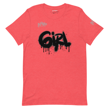 T-shirt color corallo/rosa salmone con una stampa grafica centrale che recita "GIRL" in stile graffito nero, con un effetto spray e gocciolante. Il design ha un'estetica urbana e audace. L'immagine è presentata su uno sfondo trasparente.