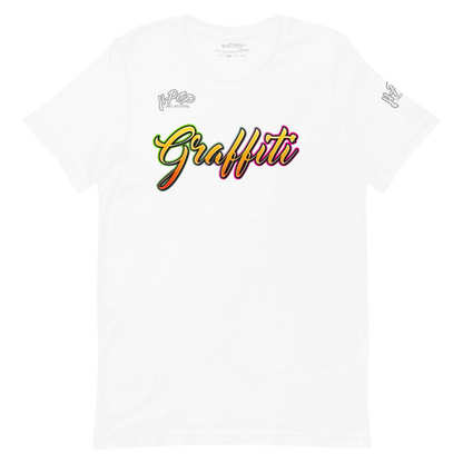 T-shirt bianca con una stampa grafica centrale che recita "Graffiti" in stile calligrafico, con colori sfumati dal giallo all'arancione e al rosa, delineato da un bordo scuro. Il design ha un'estetica vivace e urbana. L'immagine è presentata su uno sfondo trasparente. 