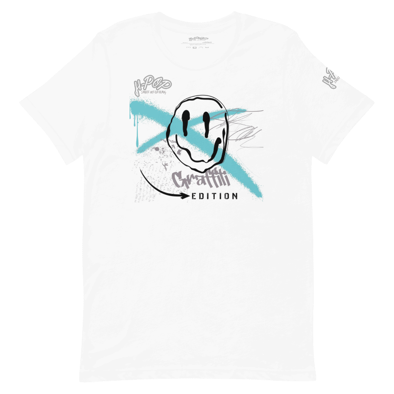 T-shirt bianca con design graffiti: un volto sorridente stilizzato con un'ampia X azzurra e la scritta "Graffiti Edition". Perfetta per un look casual, street style o da surf. Parole chiave: t-shirt bianca, maglietta, graffiti, street art, moda surf, abbigliamento urban, design originale, stampa grafica, casual, estate, streetwear, Italia.