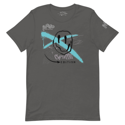 Maglietta grigia con stampa stile graffiti: un volto sorridente stilizzato con un tocco blu acceso e scritte "Graffiti Edition". Ideale per abbigliamento casual, moda street e eventi. Parole chiave: t-shirt, maglietta, graffiti, street style, moda uomo, moda donna, abbigliamento, design, stampa, casual, edizione limitata, made in Italy.