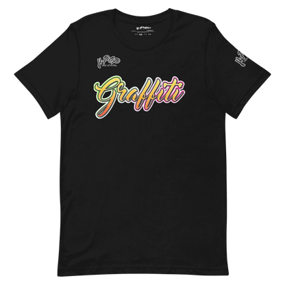 T-shirt nera con una stampa grafica centrale che recita "Graffiti" in stile calligrafico, con colori sfumati dal giallo all'arancione e al rosa, delineato da un bordo scuro. Il design ha un'estetica vivace e urbana. L'immagine è presentata su uno sfondo trasparente.