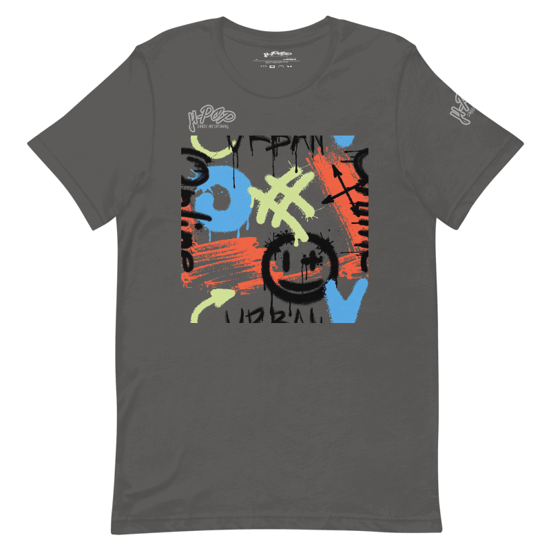T-shirt grigio scuro con una vivace stampa grafica in stile graffiti al centro. Il design include tratti di pennello, simboli e testo stilizzato in colori come blu, arancione, verde lime e nero, con una faccina sorridente stilizzata. L'immagine è presentata su uno sfondo trasparente.
